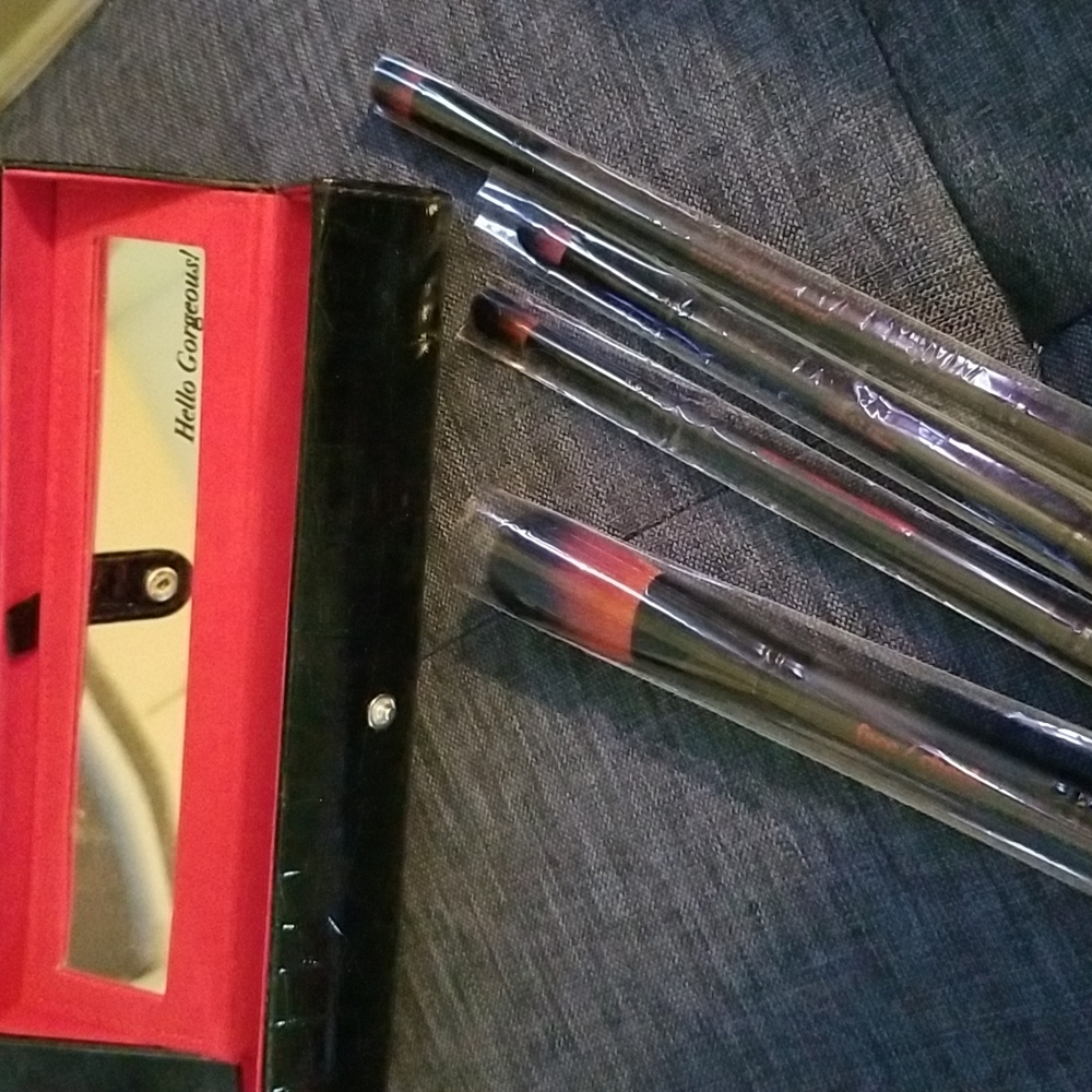 ⚠️Semi-Vintage⚠️ YBF -YOUR BEST FRIEND 4 Piece Makeup Brush Set & Case